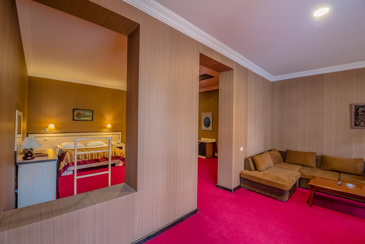 Hotel Rikhe Monika Tbilisi Esterno foto